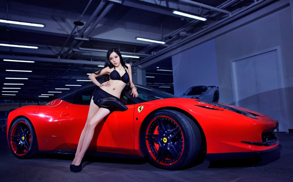 美胸女郎情迷紅色超跑