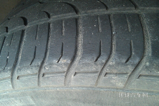 一起學開車(11)救命寶典：遭遇爆胎怎么辦？