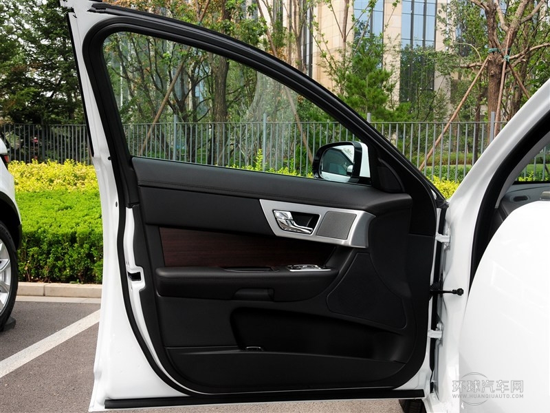 2015款XF 2.0T Sportbrake 風(fēng)華版